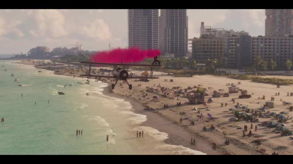 Самолёт с человеком на крыле пролетает над многолюдным пляжем Вайс-Сити
