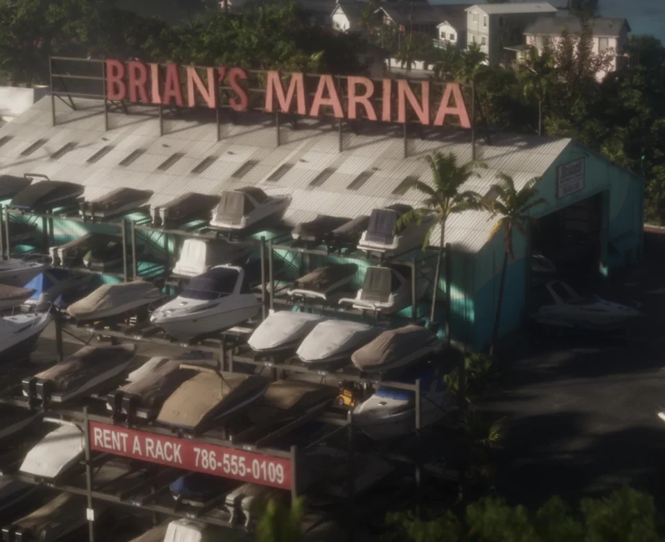 Лодки на многоярусных стеллажах у Brian’s Marina, внизу вывеска Rent a Rack