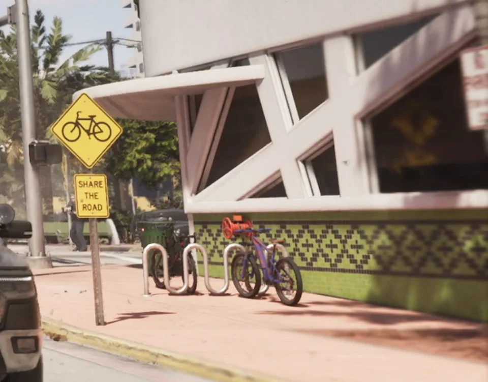Два велосипеда у парковочных стоек возле аптеки и дорожного знака с велосипедом