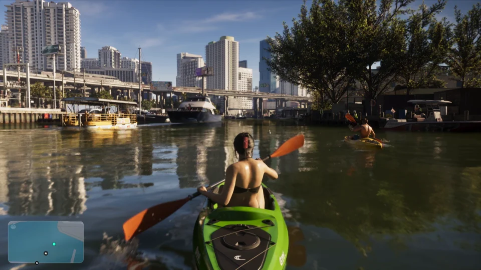 Люсия гребёт веслом в каяке на городской воде в GTA 6