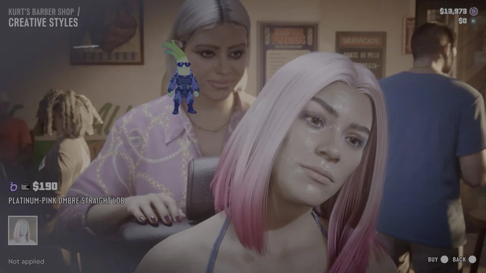 Люсия с розовыми кончиками волос в парикмахерской Kurt's Barber Shop в записи GTA 6